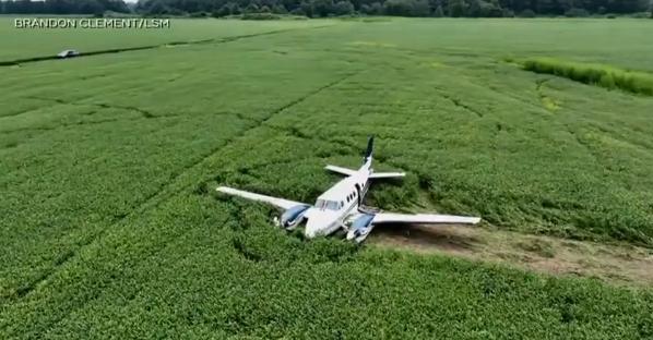 Máy bay lượn trên không 5 tiếng, phi công dọa lao xuống siêu thị-4