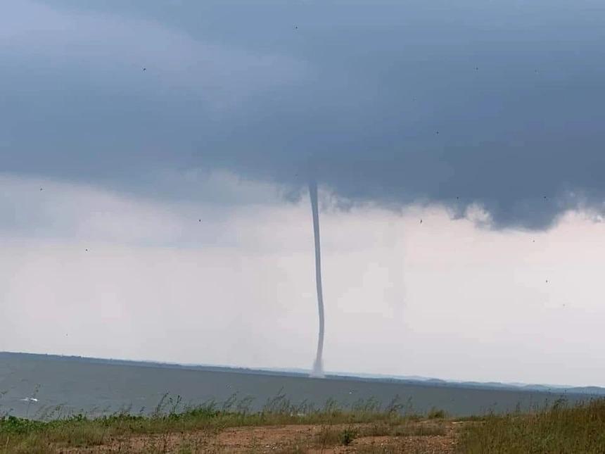 Lý giải việc vòi rồng xuất hiện hy hữu trên hồ Trị An-1