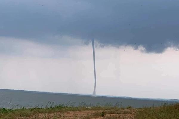 Vòi rồng cao ngút xuất hiện ở Phú Quốc, cuốn bay bàn ghế lẫn dù che-2