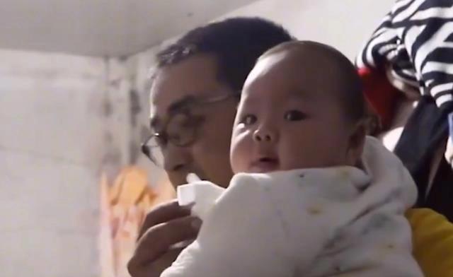 Xót xa trước hoàn cảnh ông bố địu con chưa đầy 1 tuổi đi giao hàng-4