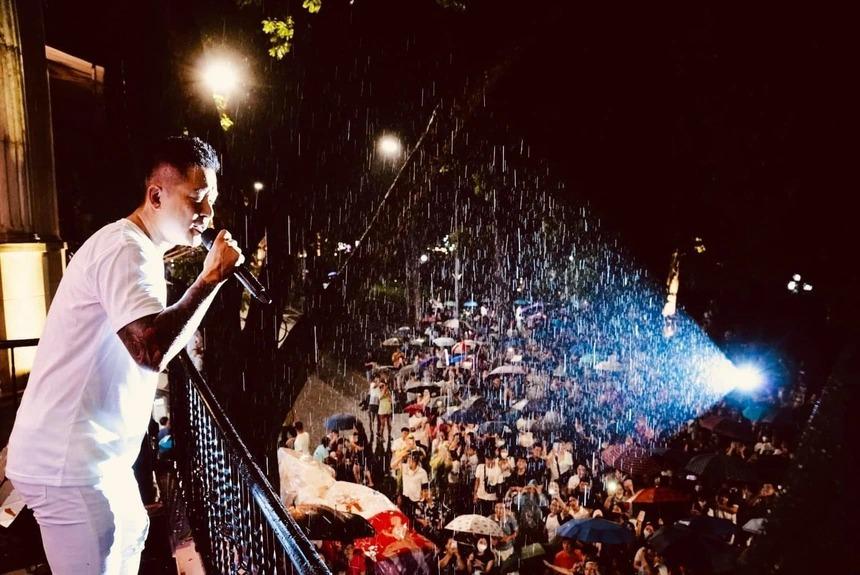 Biểu diễn không phép ở ban công, Tuấn Hưng bị xử phạt thế nào?-1