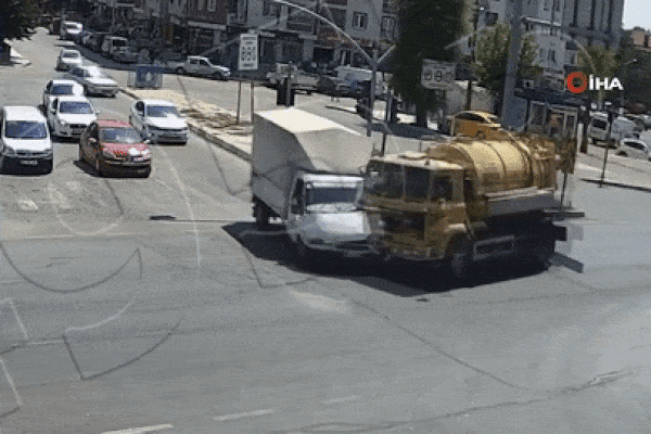 Clip: Kinh hoàng tài xế xe van văng ra đường sau va chạm