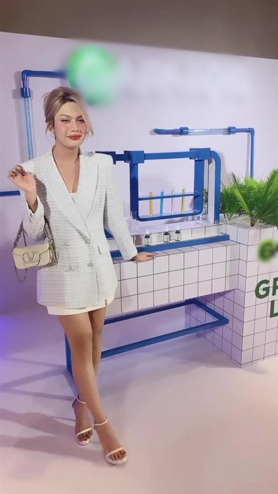 Đào Bá Lộc mặc váy, đi giày cao gót catwalk cực kỳ uyển chuyển-1