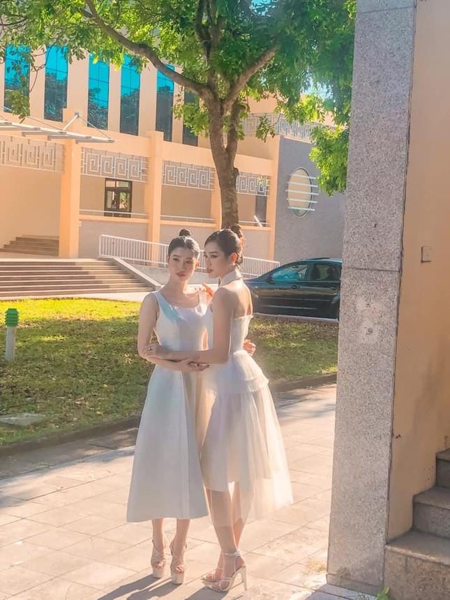 Đỗ Thị Hà, Phương Nhi đọ sắc cam thường: Nhìn chân mới chênh lệch-2