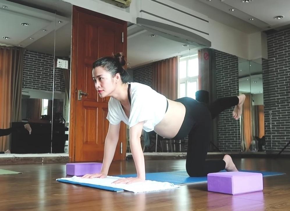 MC Thu Hoài tập yoga bầu cùng chồng đại gia-7