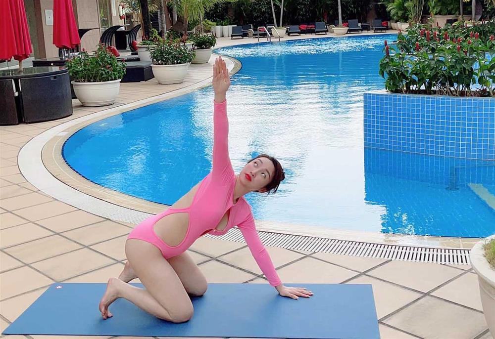 MC Thu Hoài tập yoga bầu cùng chồng đại gia-11