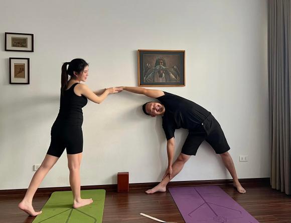 MC Thu Hoài tập yoga bầu cùng chồng đại gia-1