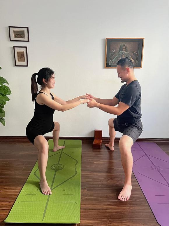 MC Thu Hoài tập yoga bầu cùng chồng đại gia-2