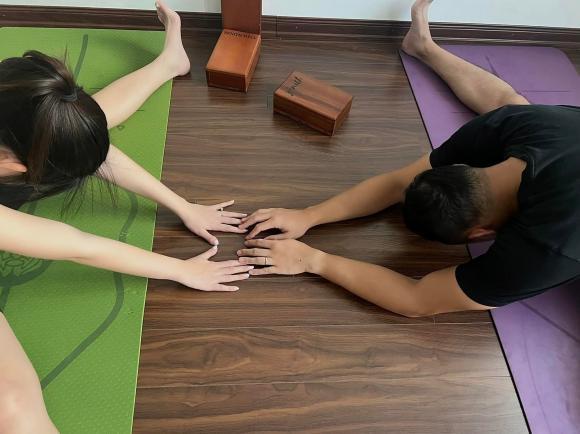 MC Thu Hoài tập yoga bầu cùng chồng đại gia-3