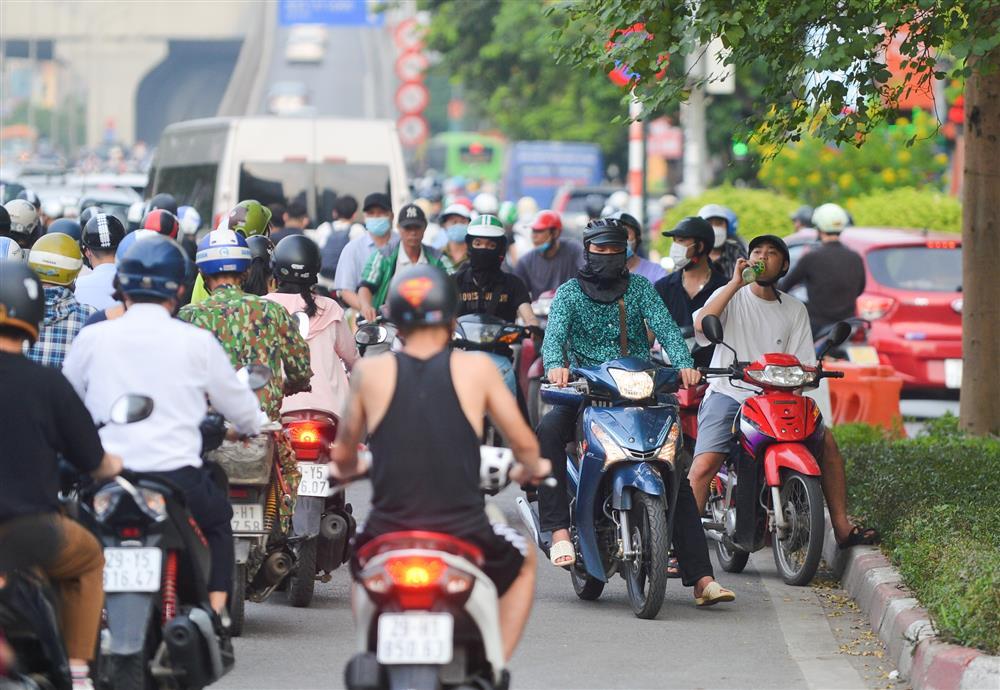 Xe máy chạy bất chấp luật lệ, ngang nhiên vi phạm trước mặt CSGT-3