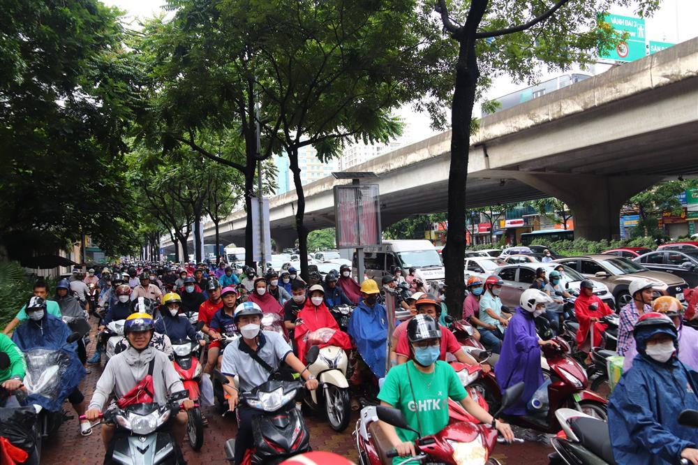 Xe máy chạy bất chấp luật lệ, ngang nhiên vi phạm trước mặt CSGT-15