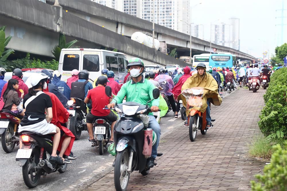 Xe máy chạy bất chấp luật lệ, ngang nhiên vi phạm trước mặt CSGT-18