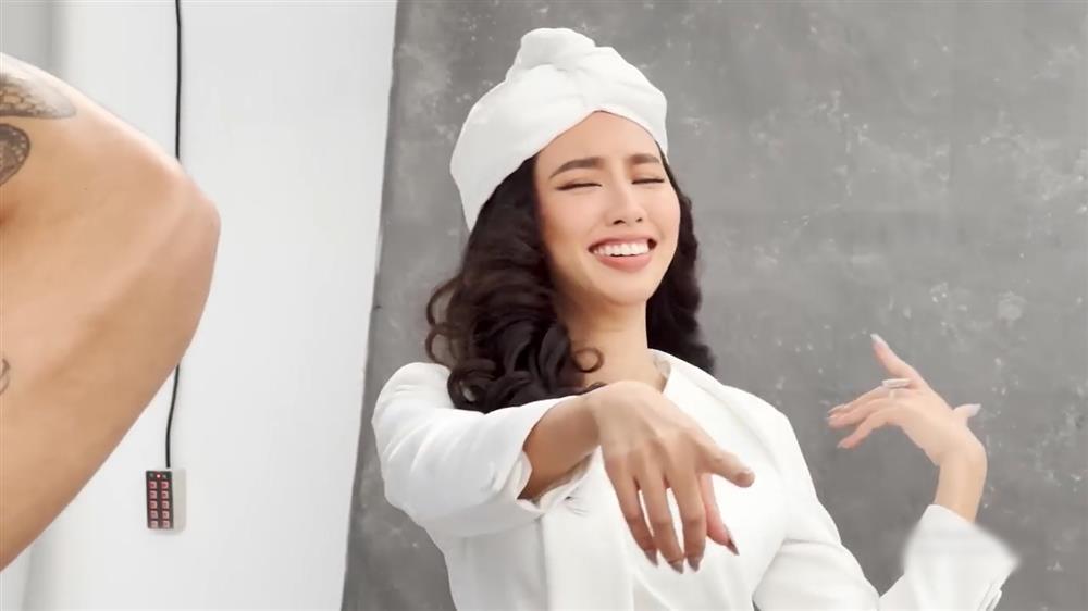 Hoa hậu Thùy Tiên liên tục bị ê-kíp dìm hàng khi chụp ảnh-3