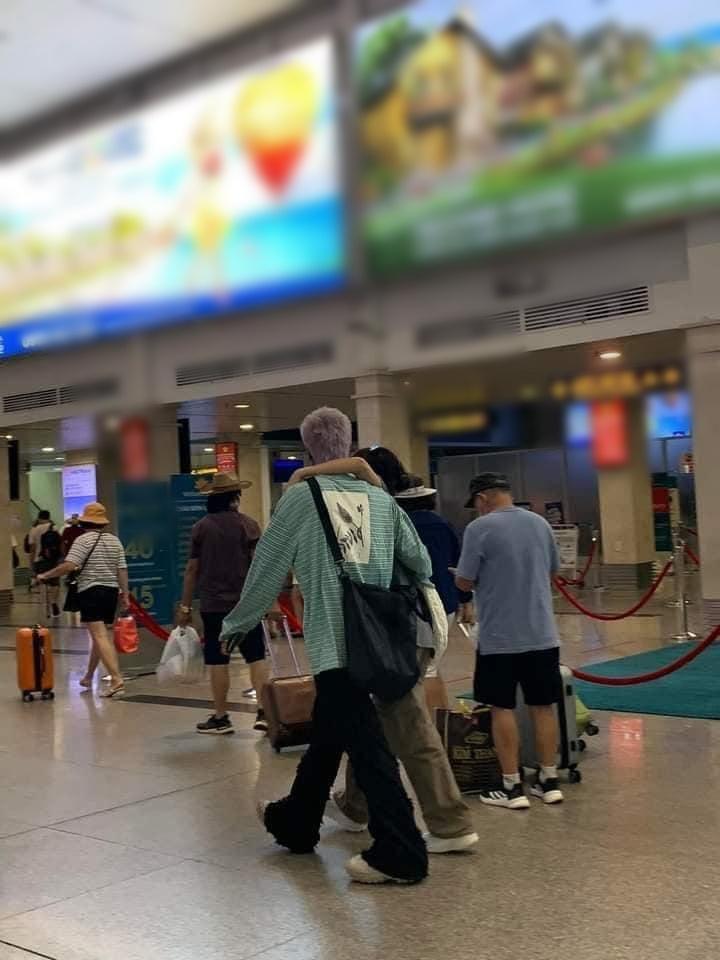 Min và 16 Typh bị bắt gặp ở sân bay, gu thời trang gây tranh cãi?-3