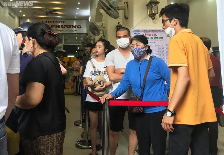 Dân xếp hàng từ sáng sớm mua bánh Trung thu nức tiếng Hải Phòng-11