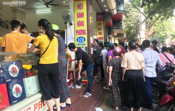 Dân xếp hàng từ sáng sớm mua bánh Trung thu nức tiếng Hải Phòng-12