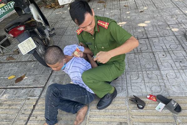 Thiếu niên 15 tuổi bị chém đứt lìa ngón tay-2