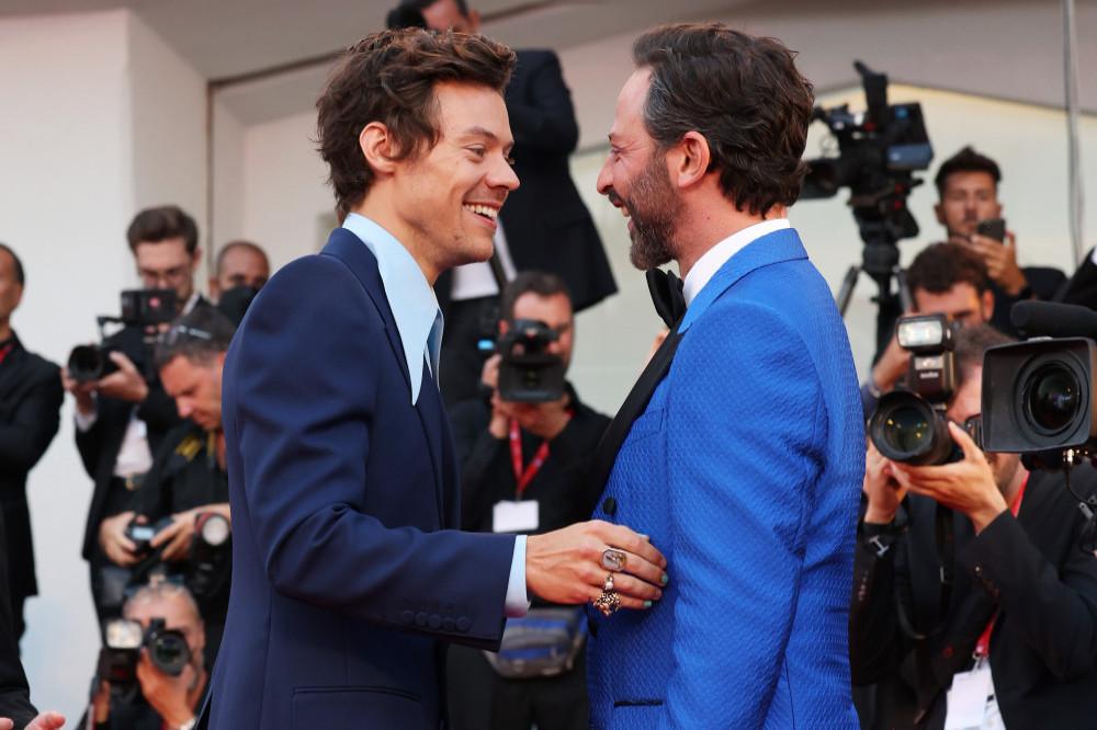 Harry Styles gây bão khi hôn bạn diễn nam tại liên hoan phim Venice-2