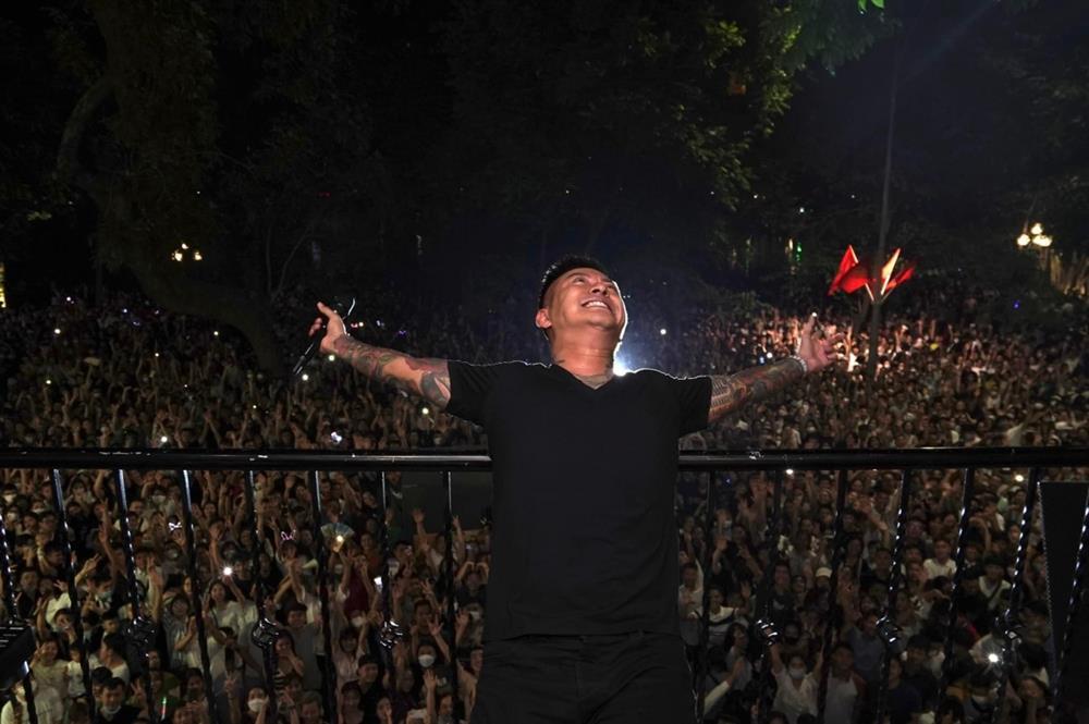 Sau bị phạt, Tuấn Hưng còn được phép hát ở ban công?-1