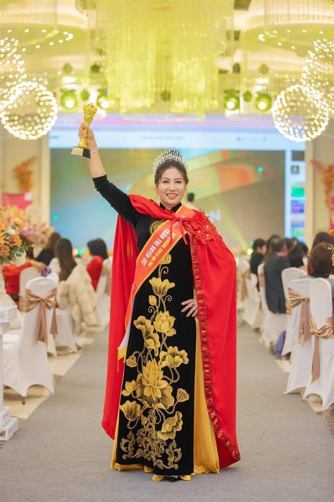 Rộ ảnh mẹ Phạm Hương đội vương miện như đăng quang Hoa hậu-3