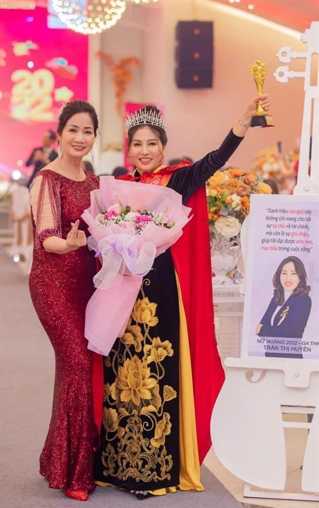 Rộ ảnh mẹ Phạm Hương đội vương miện như đăng quang Hoa hậu-4