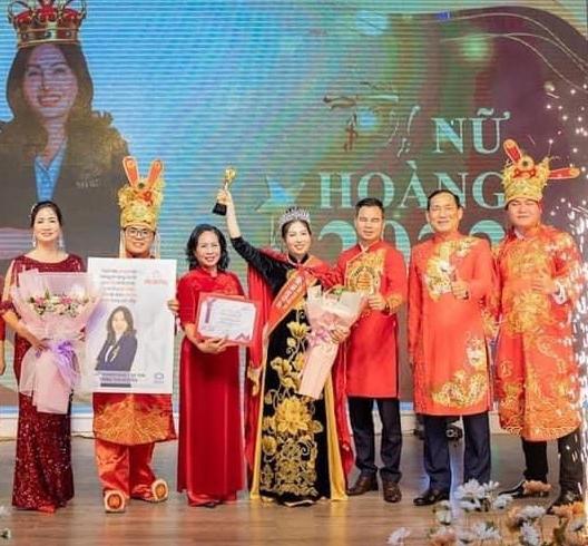 Rộ ảnh mẹ Phạm Hương đội vương miện như đăng quang Hoa hậu-2