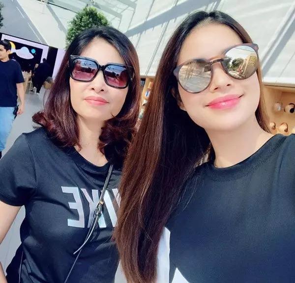 Rộ ảnh mẹ Phạm Hương đội vương miện như đăng quang Hoa hậu-8