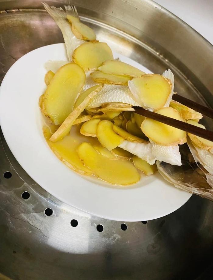 Bi hài vợ làm món cá hấp gừng, nhìn diện mạo mà phát hoảng-2