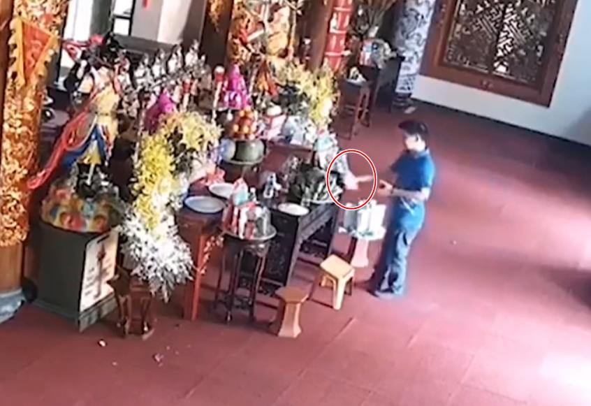 Vào chùa giả vờ lễ Phật rồi ăn trộm, thanh niên bị sư thầy bắt tại trận-4