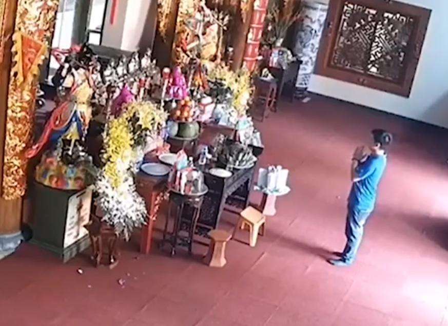 Vào chùa giả vờ lễ Phật rồi ăn trộm, thanh niên bị sư thầy bắt tại trận-1