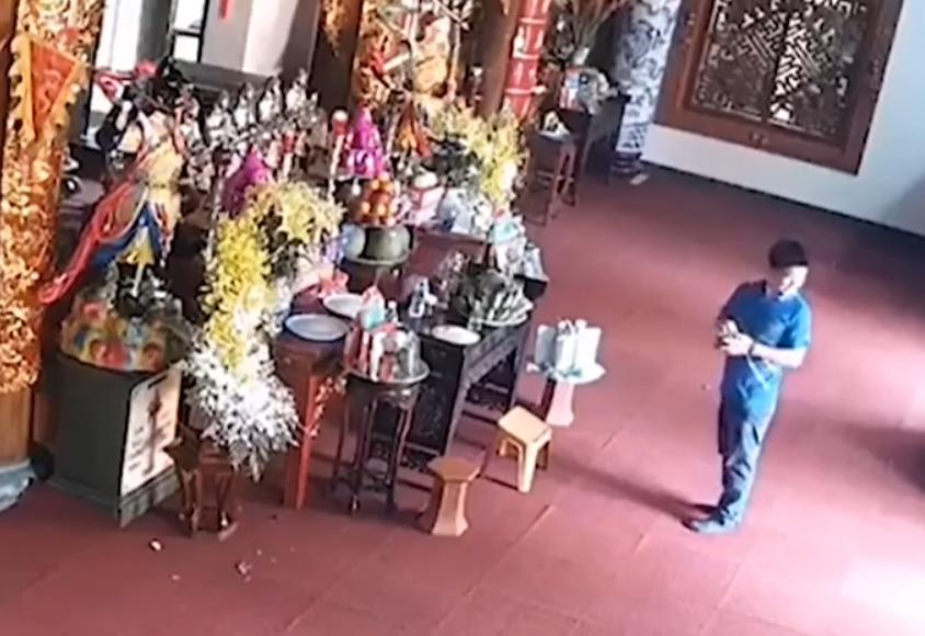 Vào chùa giả vờ lễ Phật rồi ăn trộm, thanh niên bị sư thầy bắt tại trận-3