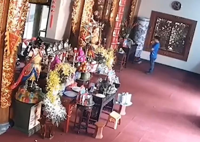 Vào chùa giả vờ lễ Phật rồi ăn trộm, thanh niên bị sư thầy bắt tại trận-5