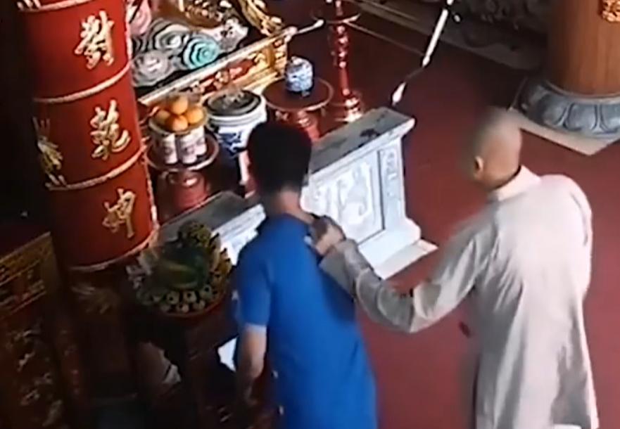 Vào chùa giả vờ lễ Phật rồi ăn trộm, thanh niên bị sư thầy bắt tại trận-6