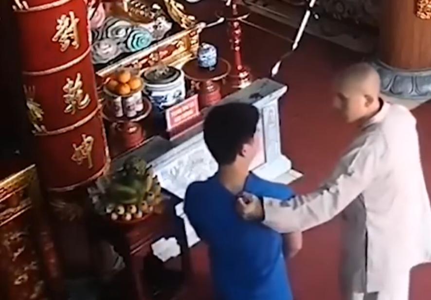 Vào chùa giả vờ lễ Phật rồi ăn trộm, thanh niên bị sư thầy bắt tại trận-7
