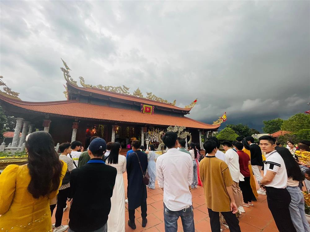 Giỗ Tổ tại nhà thờ của Hoài Linh ra sao sau 2 năm vắng lặng?-3