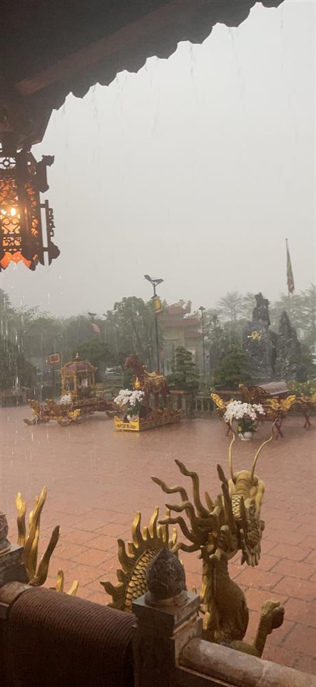 Giỗ Tổ tại nhà thờ của Hoài Linh ra sao sau 2 năm vắng lặng?-2