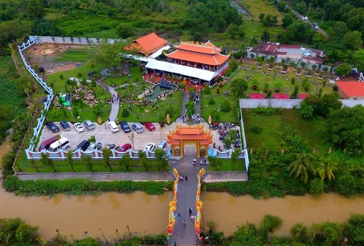 Giỗ Tổ tại nhà thờ của Hoài Linh ra sao sau 2 năm vắng lặng?-14