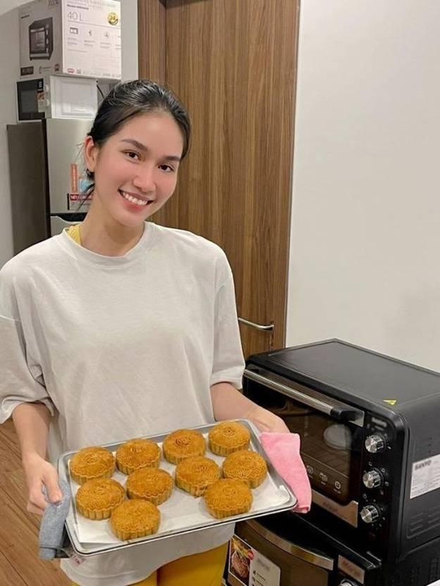 Nàng hậu làm bánh Trung Thu: Lương Thùy Linh hay Ngọc Hân đỉnh hơn?-3