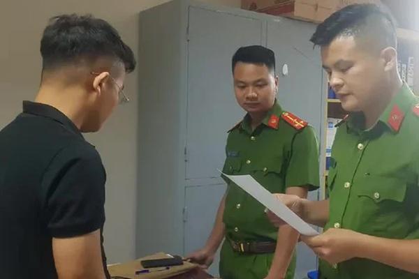 Bắt cán bộ QLTT đánh bạn gái dã man vì hát song ca với người khác-1