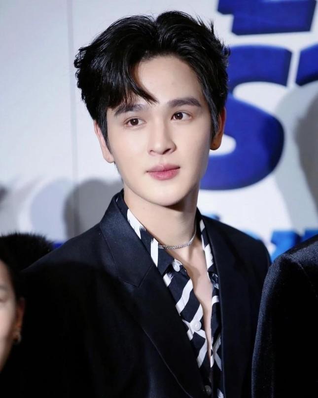 Nữ đại gia U70 quấy rối tình dục nam diễn viên trên sóng livestream-5