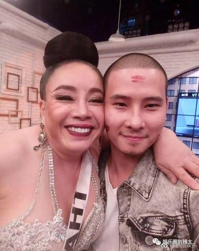 Nữ đại gia U70 quấy rối tình dục nam diễn viên trên sóng livestream-6