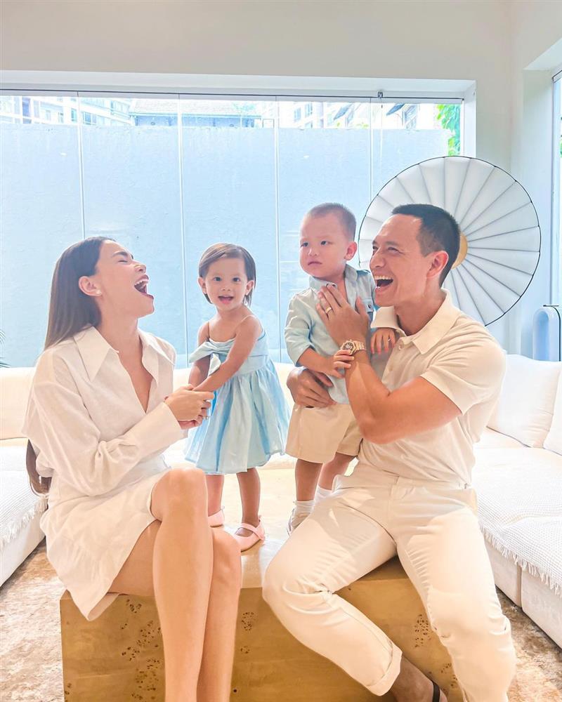 Biểu cảm đối lập giờ tan học của 2 con Hồ Ngọc Hà-13