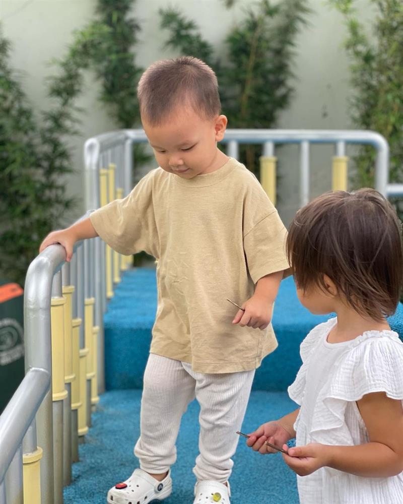 Biểu cảm đối lập giờ tan học của 2 con Hồ Ngọc Hà-10