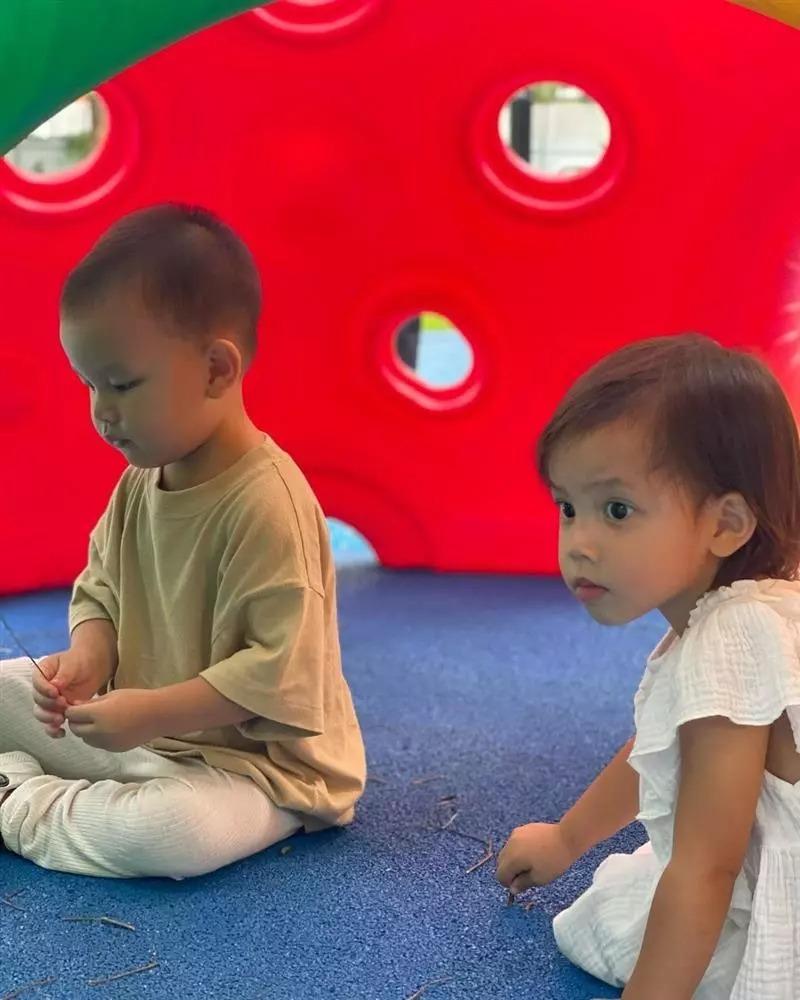 Biểu cảm đối lập giờ tan học của 2 con Hồ Ngọc Hà-9