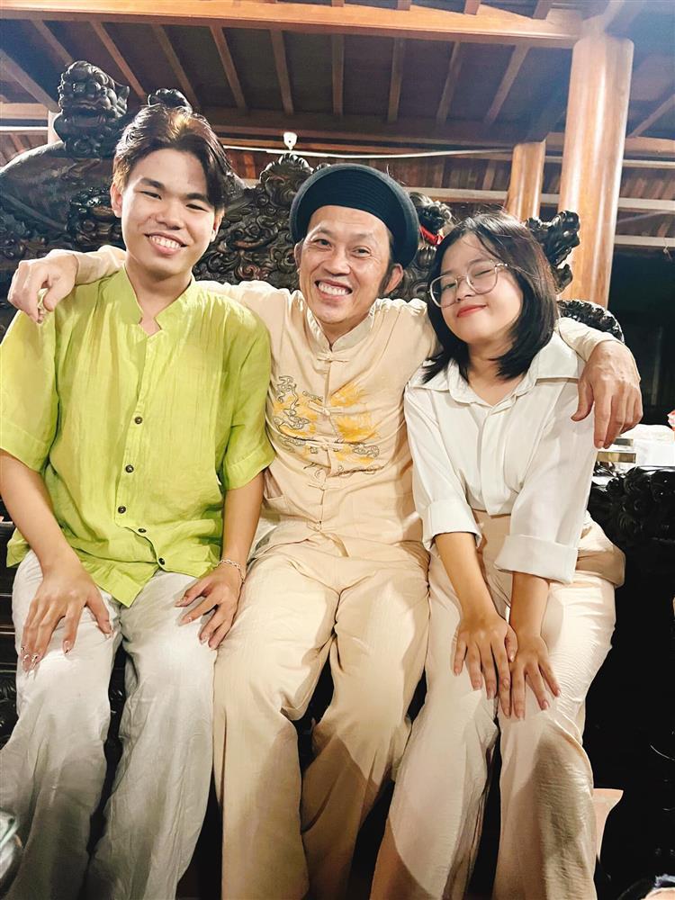 Chùm ảnh Hoài Linh trong ngày giỗ Tổ tại nhà thờ 100 tỷ-5