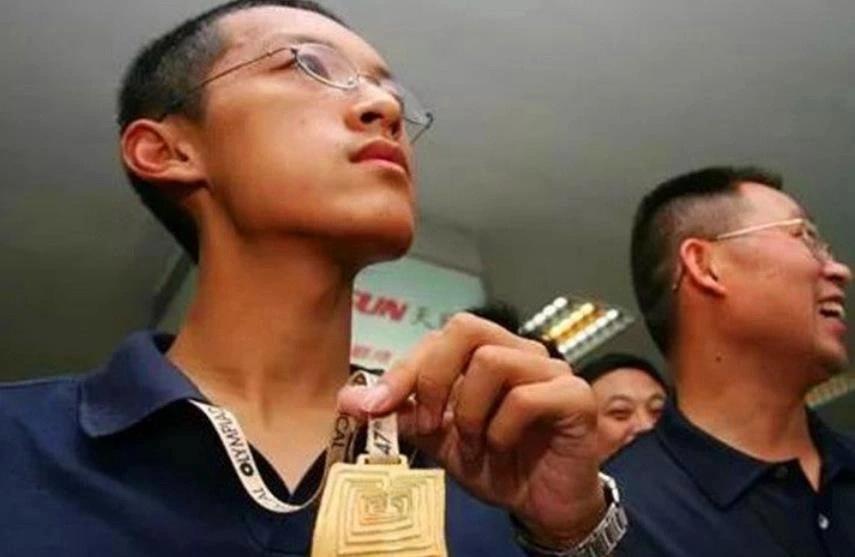 Thần đồng toán học quay về kinh doanh sau 12 năm đi tu-2