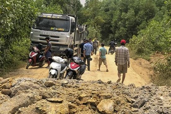 Chủ mỏ đất 'giam lỏng' phóng viên hơn 3 giờ