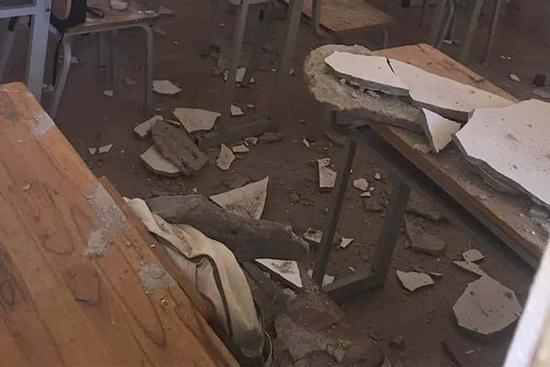 Rơi vữa trần phòng học, 2 học sinh ở Hà Nội bị thương