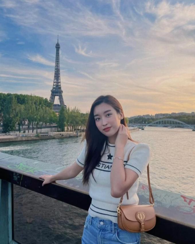 Đỗ Mỹ Linh khoe ảnh ngắm hoàng hôn ở Paris với bộ trang phục đậm chất Pháp. Hoa hậu ưu ái thiết kế đơn giản nhưng mang nét cổ điển của nhà mốt bản địa Christian Dior.