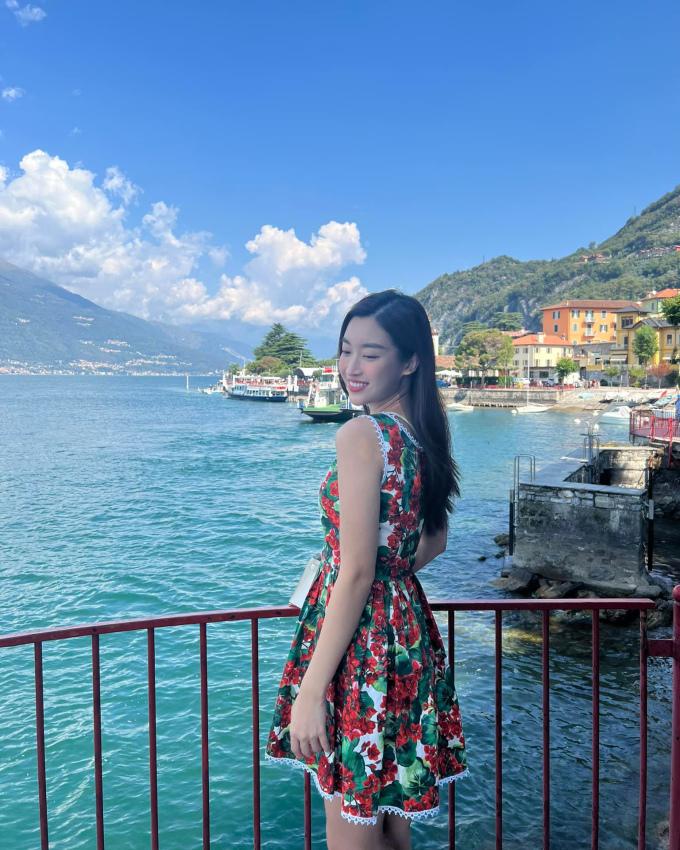 Thiết kế có phom dáng babydoll xinh xắn, viền ren trắng để tăng vẻ ngọt ngào cho người mặc. Dù được Dolce&Gabbana giới thiệu từ 2019, đến nay chiếc váy mới được Đỗ Mỹ Linh chọn mặc đi du lịch.